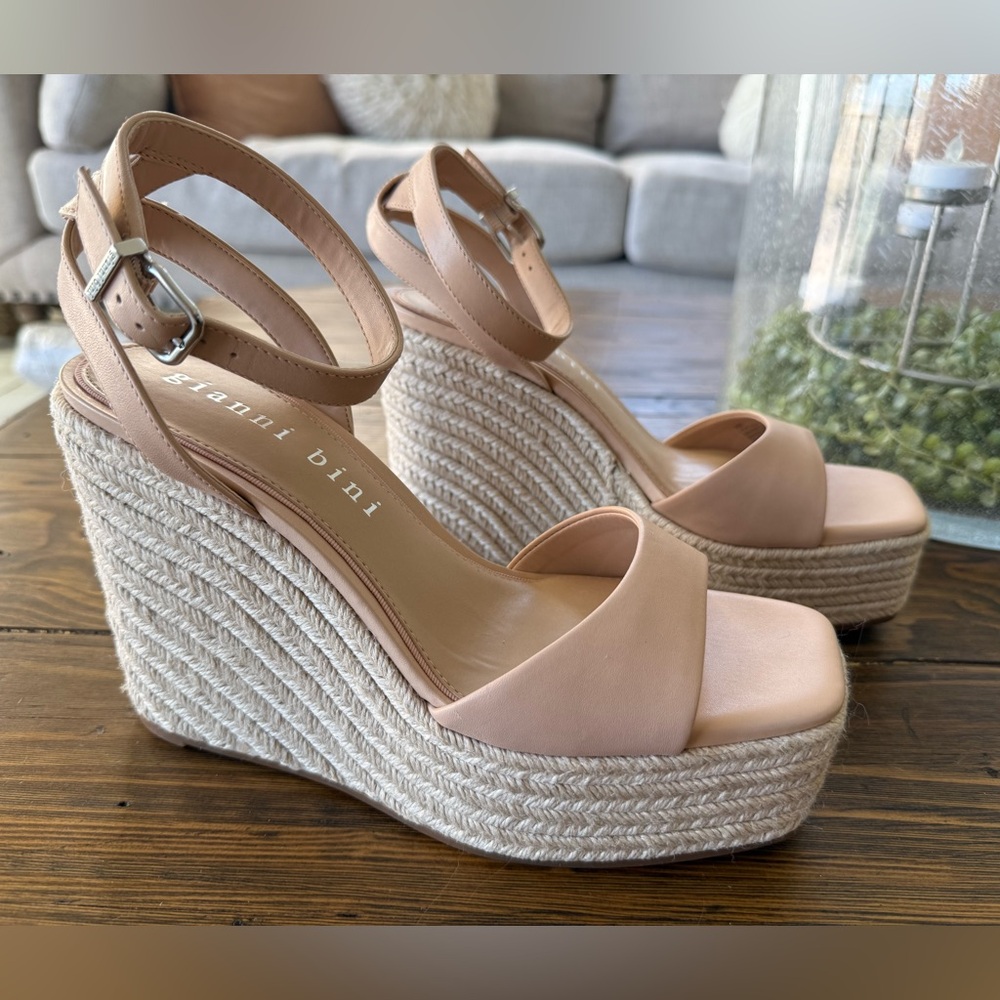 NWOT Gianni Bini Senna Nude Wedge Sandals